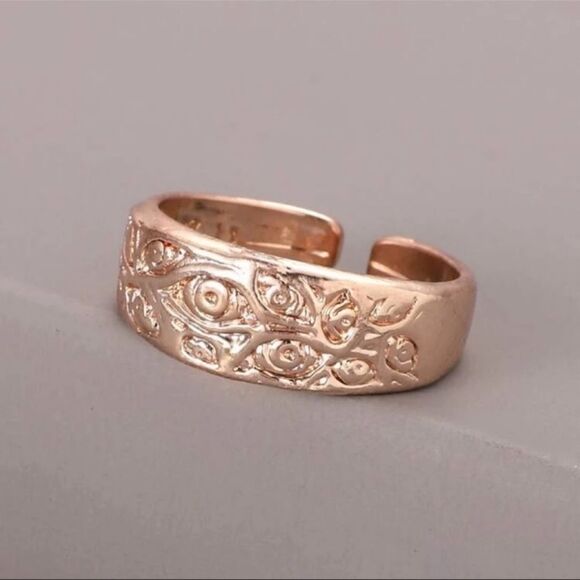 ⭐️3/$25⭐️ NEW Flower Engraved Rose Gold Ring - Picture 1 of 3